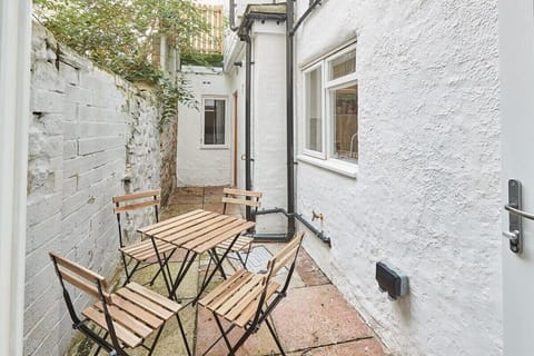 Apartment 1 @ High Street, Caernarfon - Host & Stay