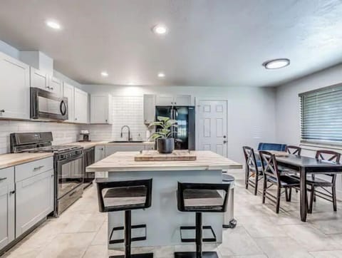 Kitchen with everything you should need.