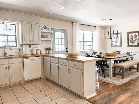 Fully equipped kitchen + dining area 