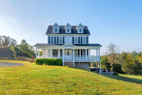 Welcome to Sunnyside, a 5BR/3.5BA modern home situated in the heart of Afton VA with plenty of breweries, wineries, hiking, and fun
