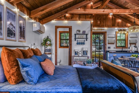 Indoors, Couch, Furniture, Living Room, Home Decor