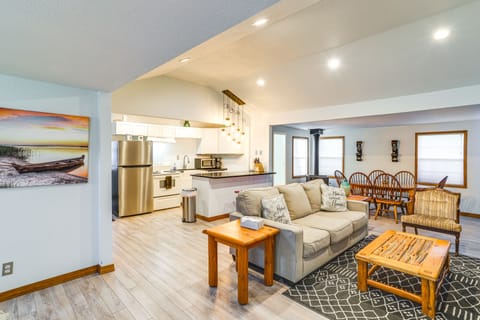 Living Room | Free WiFi | Central A/C