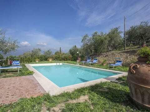 Water, Sky, Plant, Cloud, Swimming Pool, Building, Tree, Shade, Grass, Rectangle