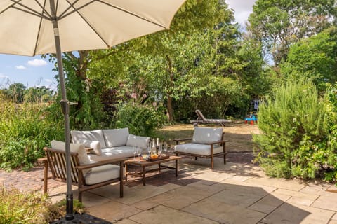 Foxhole Cottage, Framsden: Outdoor seating in the garden