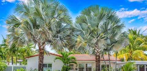 Quaint Floridian bungalow in cul-de-sac with dock access on the New River.