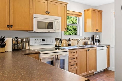 Beautiful, well equipped kitchen to fit all of your needs.