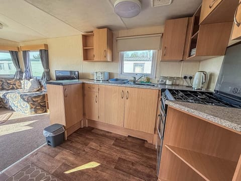 Make your last-minute weekend getaways unforgettable at Parkdean Resorts Southview Holiday Park Skegness, where you can enjoy the convenience of a kitchen area in a caravan and the beauty of Skegness beach.