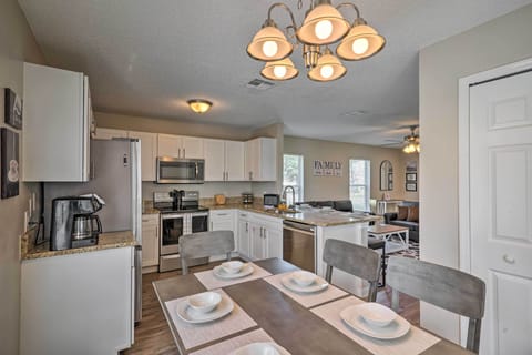 Dining Area | Dishware/Flatware Provided