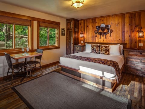 King Studio Cottage: king bed, gas burning fireplace, AC, custom made cabinets, bathroom with BainUltra ThermoMasseur!