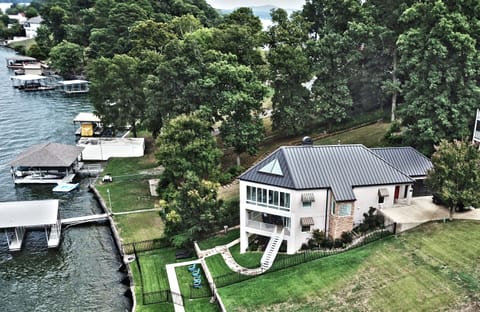 Breathtaking access directly to the water