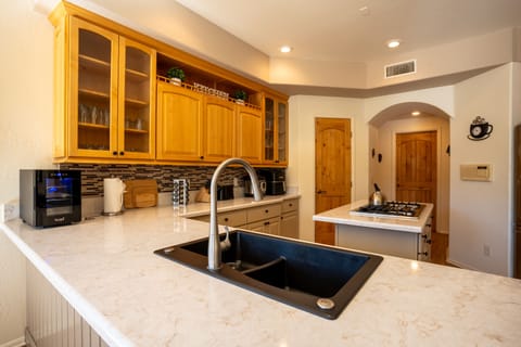 Kitchen | Equipped w/ Cooking Essentials | Knife Set