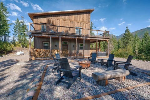 Firepit Area and Outdoor Entertainment Space 