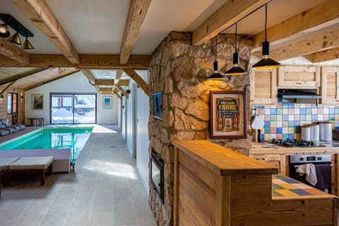 Cuisine ouverte sur l'espace piscine