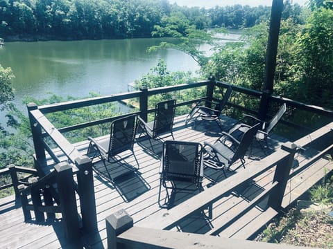 This deck, off the stairs down to the dock, is the perfect place to relax 😍