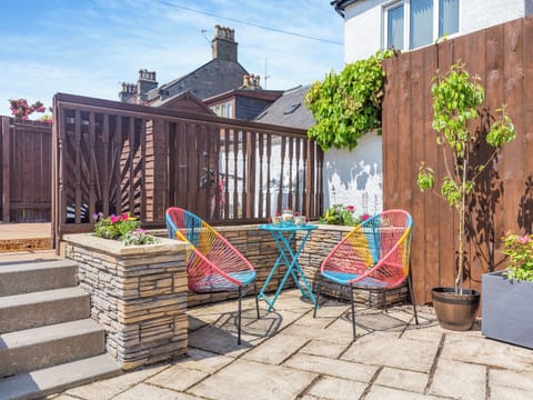 Sitting-out-area | Dove Cottage, Inverness