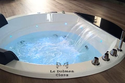 Indoor spa tub