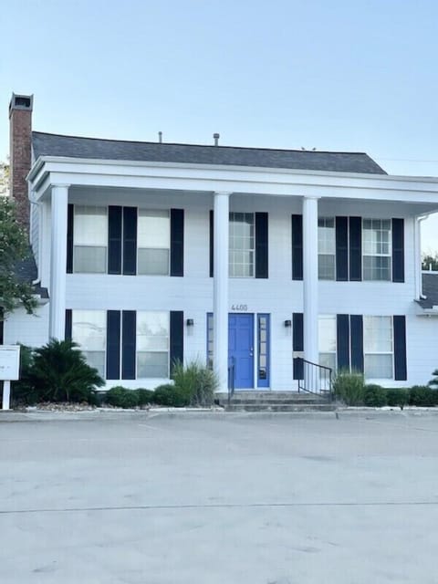 Front on the Scholar House 