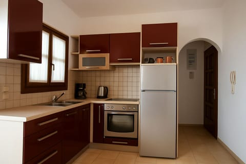 Fully equipped kitchen with a dinning table