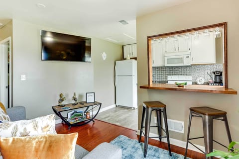 Living Room | Free WiFi | Central Heat & A/C