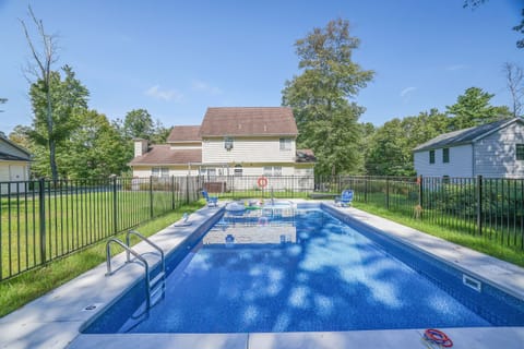 Private pool available May to September.