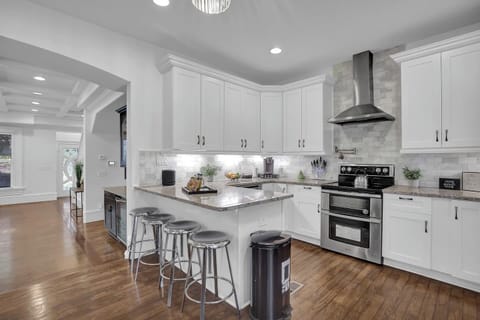 Beautifully designed kitchen—perfect for both gourmet meals and casual gatherings! 
