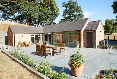 Woodland Retreat, Staffordshire: The bi-folding doors lead out onto the terrace
