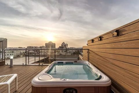 Outdoor spa tub