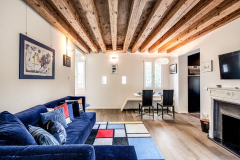 Living/sitting room where whatch television privately.