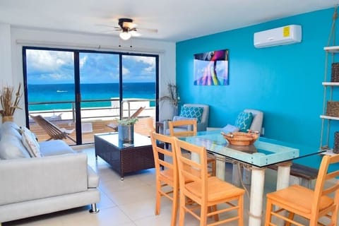 Upper floor: kitchen, living-dinning room, balcony
Piso superior: cocina, sala-comedor, balcón