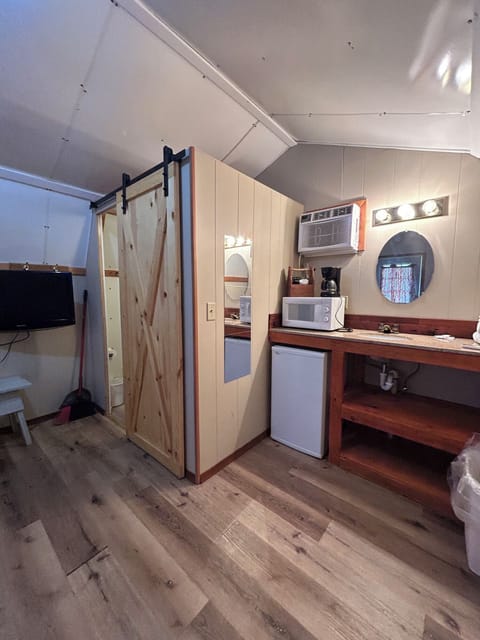 Cabin20720kitchenette20