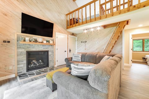 Bellaire Vacation Rental | 2BR | 2BA | 960 Sq Ft | Steps Required to Access