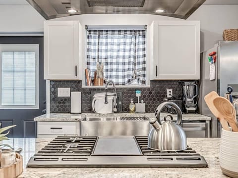 Can you hear the morning bacon sizzling on that flat top?....I can almost smell the coffee too!