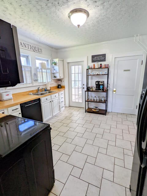 Light and charming kitchen