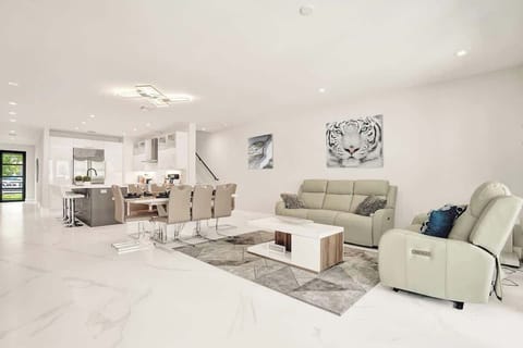 Relax after a day spend shopping along Las Olas Blvd on the luxe leather sofas