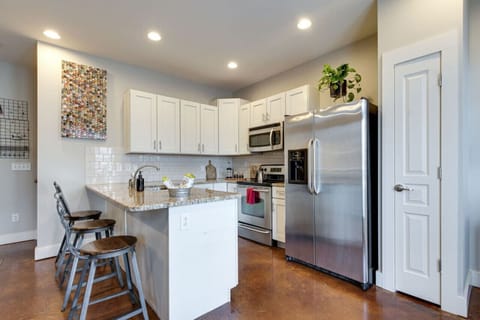 Fully equipped Kitchen with Stainless Appliances and Granite Countertops