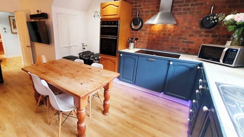 Family size kitchen dining for 6. Cook/Eat. Smart 52Inch TV w/Sonos Soundbar