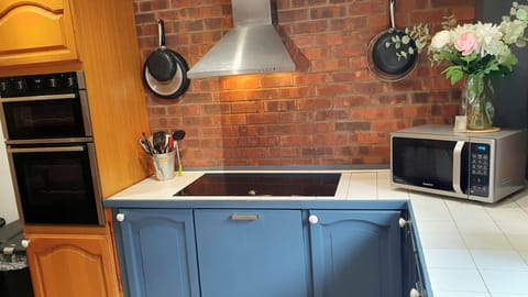 Neff dble oven & Large Induction hob. Samsung Combi Microwave