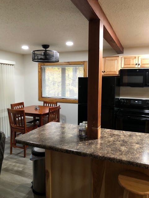 Kitchen & dining table!