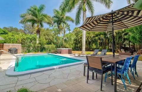 Large 24'x17' solar heated(warms 7-10°) POOL * HOT TUB * gas fire pit & grill