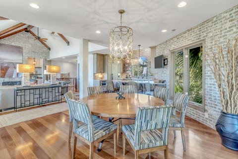 Let's take a look through the home.