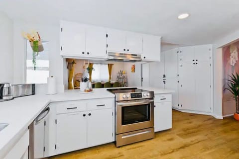 The content of each kitchen drawer and cabinet is labeled for your convenience. 