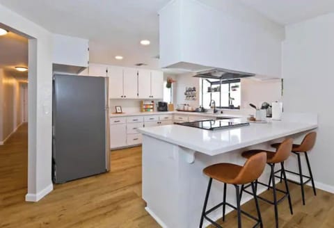 Kitchenware: 4-Slice toaster, Magic Bullet, elec. kettle, bakeware, oil/spices..