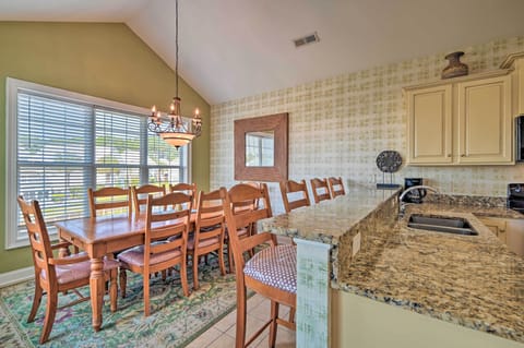 Dining Area | Dishware/Flatware Provided