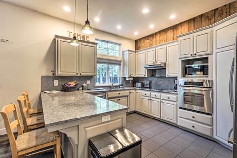 Kitchen | Cooking Basics | Coffee Maker | Paper Towels/Trash Bags Provided