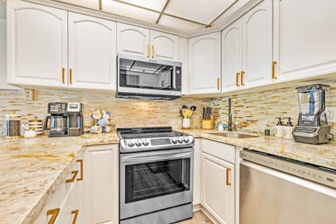 All New Stainless appliances, granite counters and fully stocked 
