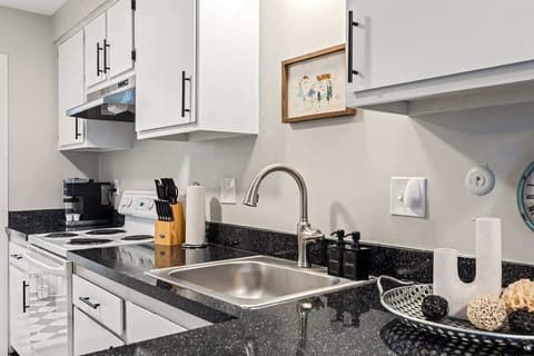 The spacious kitchen has everything you need to create delicious meals.