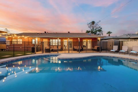 Beautiful Pool and Backyard with FENCED Pool for families with kids!
