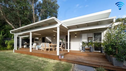 Sunshine Cottage | Charming private accommodation | Covered deck | BBQ | Outdoor dining