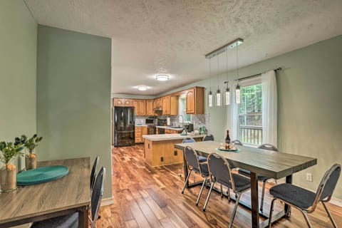 Dining Area | Dishware & Flatware Provided