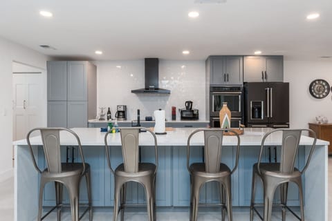 Gorgeous Kitchen with Breakfast bar that seats 4